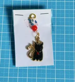 黒猫チャーム 赤いビーズ付き