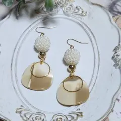 ピアス　(大きめ)　パール調ビーズボール&アクリルチャームベージュ柄