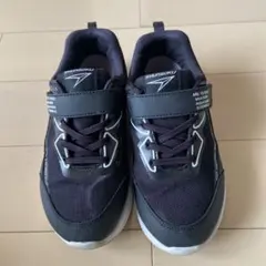 瞬足　黒色スニーカー