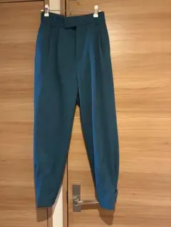 テーパードパンツ