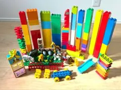 多色ブロックセットと動物フィギュア