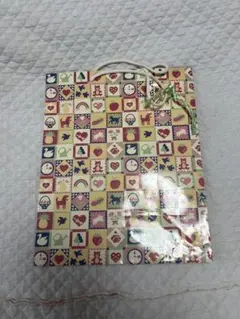 カラフルなデザインの紙袋