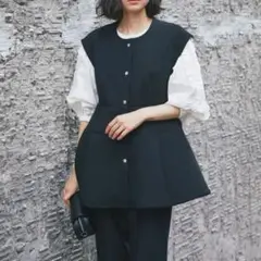 美品 smile orchid ポンチボンディングペプラムジレ ブラック