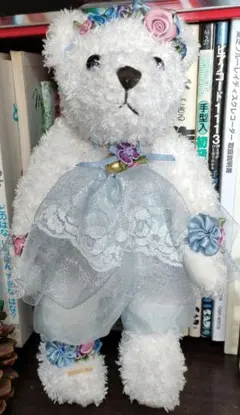 Luice ホワイト熊ちゃんぬいぐるみ 青いドレス 花飾り 23cm☓13cm