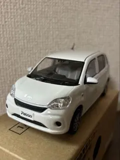 トヨタ Passo 1/30 色見本ミニカー ホワイトのサムネイル