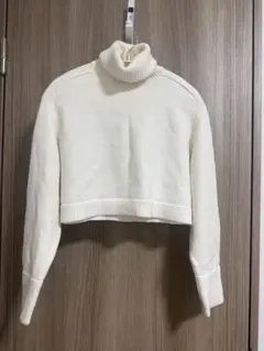 ZARA ホワイト クロップドタートルネックセーター