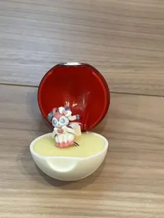 フィギュア付き ポケモンボール　指輪　ニンフィア