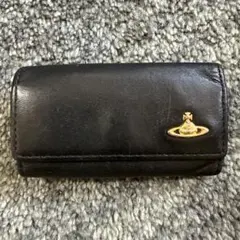 ヴィヴィアンウエストウッド　黒のレザーキーケース 金色ロゴ付き