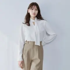 Essentia Her lip to Long Tie Slit Blouseのサムネイル