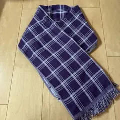 프린지가 달린 보라색 격자 무늬 스카프