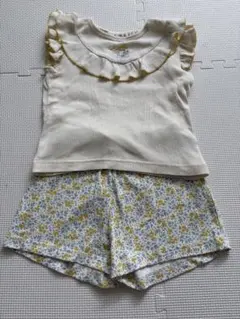 フリル付きトップスと花柄ショートパンツセット