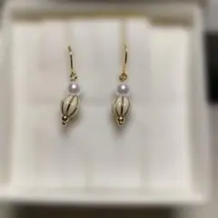 ホワイト・ゴールドボール型ピアス