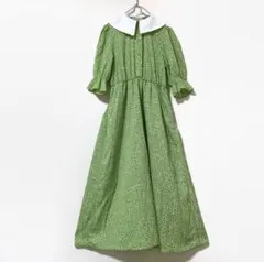 ビッグカラーにクラシカルなレトロ小花柄のロングフレアワンピース