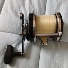 ABU Ambassadeur 7000 レッド 両軸リール - メルカリ