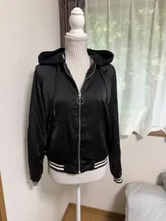 ZARA サテン地 フード付きブルゾン ブラックのサムネイル