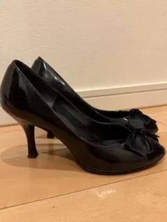 DIANA 黒エナメル リボン付きオープントゥパンプス 23.5cm