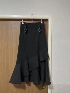 フリル付き黒ロングスカート