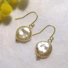 ハンドメイドピアス　2561　　　　　　コイン型淡水パール調ビーズ