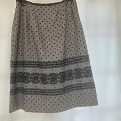 レリアン ベージュ 黒ドット 刺繍 ひざ丈スカート