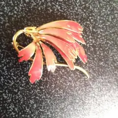 花形 赤と金色 ブローチ