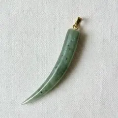 vintage／翡翠 ヒスイ ペンダントトップ 天然石 緑 彫刻 レトロ