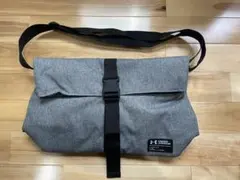 UNDER ARMOUR ショルダーバッグ グレー
