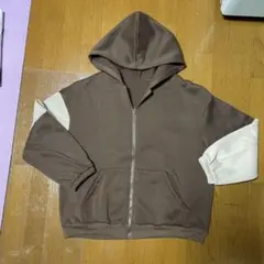 ブラウンとホワイトのフード付きパーカー