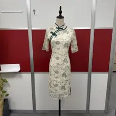 アイボリーとグリーンの花柄チャイナドレス