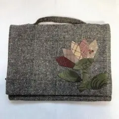 ウール混紡生地の花のアップリケポーチ