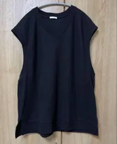 黒のVネックノースリーブベスト 春夏