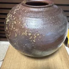 伊勢崎　満　備前焼　壺　茶色と金色の斑点　箱23cm x 23cm x 20cmのサムネイル