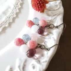 手作り雫ガラスのゆらゆらピアス/イヤリング 桃色 サンゴ さくら くすみブルー
