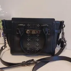 ☆最終値下げCOACH スタッズ付き ブラックショルダーバッグ