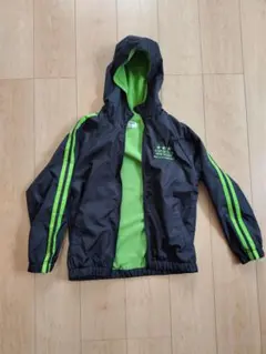 黒と緑のフード付きジャケット