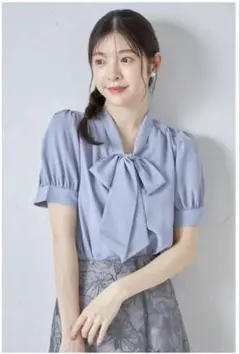 tocco closet　ボウタイリボンブラウス　半袖 グレイッシュブルーのサムネイル