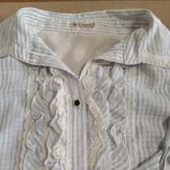 axes femme 水色と白のストライプ シャツ