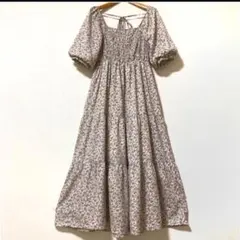 スクエアネックのカントリー調レトロ小花柄ふんわりロングティアードワンピース