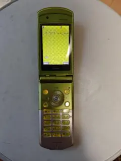 docomo ガラケー N902is グリーン　黄緑　美品のサムネイル