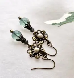 CP881天然石グリーンブルーフローライトのフラワーピアス　金古美