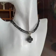 黒色ビーズ クロス型ペンダント ネックレス・チョーカー