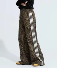 ABCマート限定　adidas ヒョウ柄 ワイドパンツ S ABCマート限定 adidas ヒョウ柄 ワイドパンツ S - メルカリ