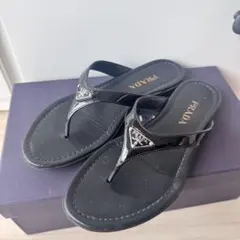 PRADA トライアングル ブラックレザーサンダル エナメル