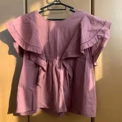 フリル付きピンクノースリーブシャツ