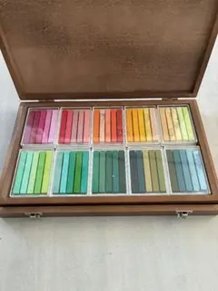 ソフトパステル中古(ゴンドラ242色セット スケッチ箱入) - メルカリ