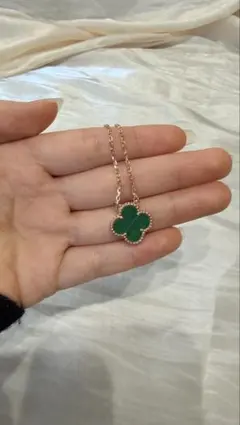 クローバー型緑色ネックレス