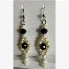 白黒ピアス　ハンドメイドピアス　黒色　白パール　イヤリング+百円　2点目から半額
