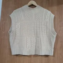 ベージュ ケーブル編み ニットベスト