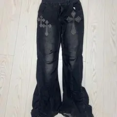 スタッズ装飾付きブラックブーツカットデニム