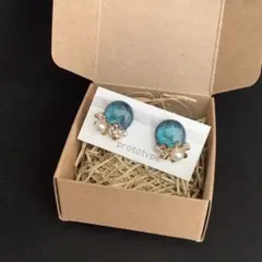 青色花モチーフピアス