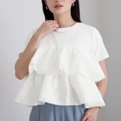 新品未使用タグ付き♡ユアーズ　シャイニーティアードフリルトップスのサムネイル
